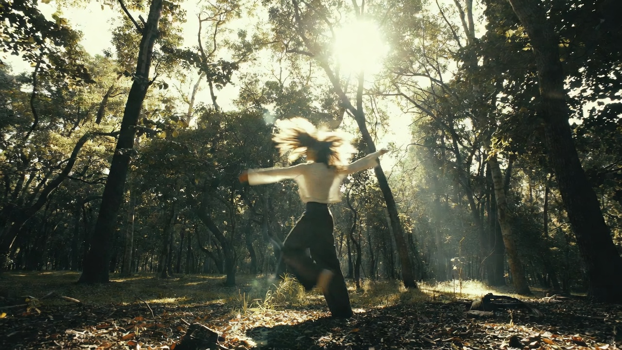 Freie Bewegung im Wald — BodyFlow Latino Dance